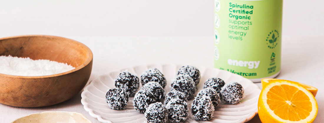 Dark chocolate spirulina energy balls