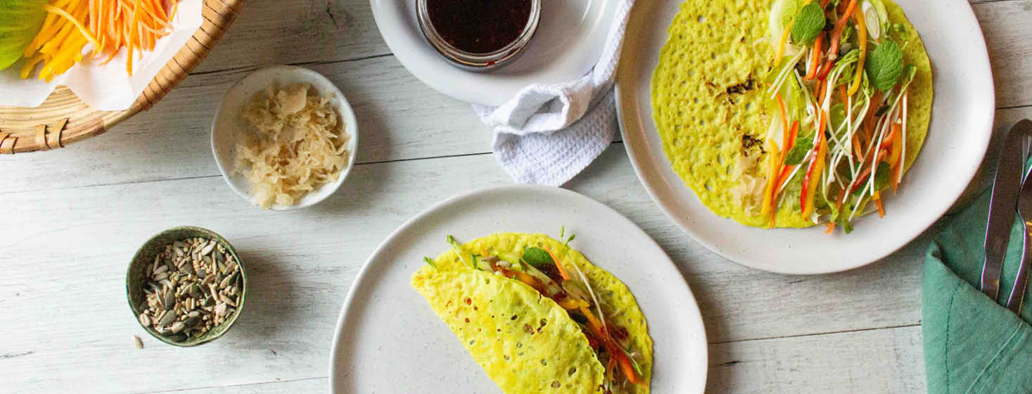 Turmeric pancakes with fresh veggies and sweet chilli sauce